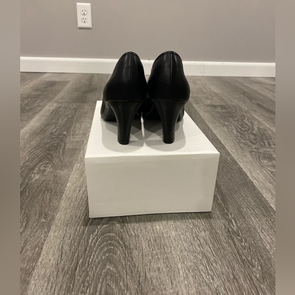 Sofft Comfort by Design Black Leather Heels SZ 8
 - Picture 9 of 10